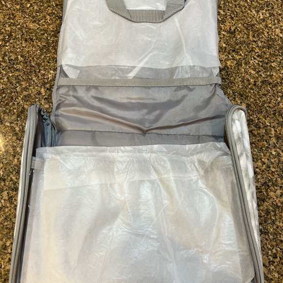 Thirty-One hanging travel case - Picture 3 of 6